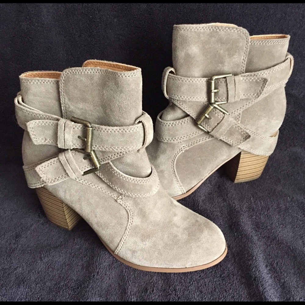 SEXYGenuine LeatherChunk Heel Booties❤️